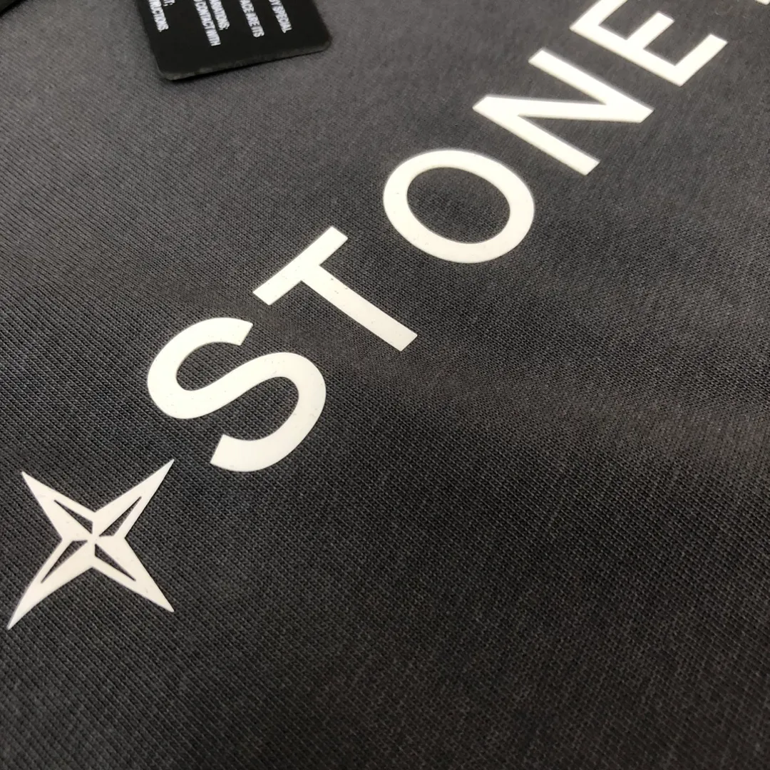 P180 Stone Island 2025 latest T-shirt, couple style ~ original order, fashionable and casual short T-shirt, three-dimensional logo letter logo silicone printing technology on the chest! Specially supplied with customized cotton fabrics ~ Cotton T-shirts ~ Pre-washed to prevent deformation and shrinkage, making the upper body more comfortable and breathable ~ All available from stock ~ Unique design style, trendy must-have item, complete with three standards 👍 Color: black/white/dark gray/brown Size: S M L XL (larger version, please indicate your height and weight when placing an order)